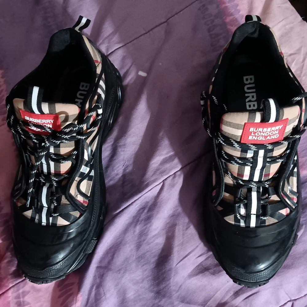 Size 10 beige and black Burberry sneakers - Picture 4 of 10